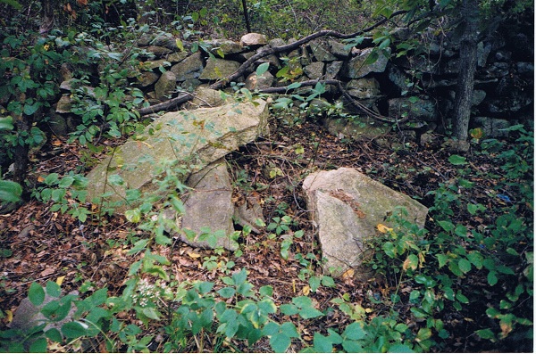 11-3-2001-another-angle-3-larger-fieldstones-next-to-west-wall